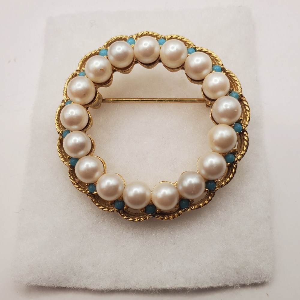 Vintage Keyes Faux Pearl brooch